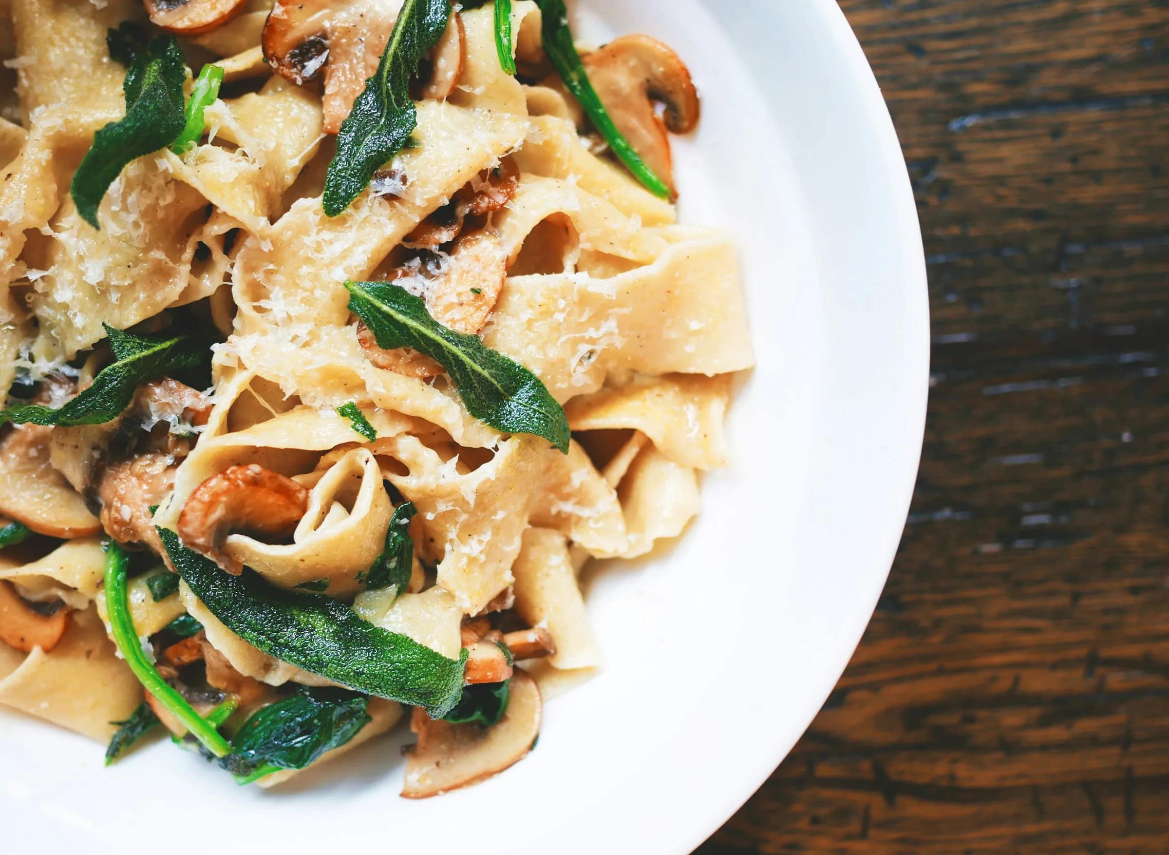 Pasta fresca condita con burro e salvia, servita in un piatto bianco