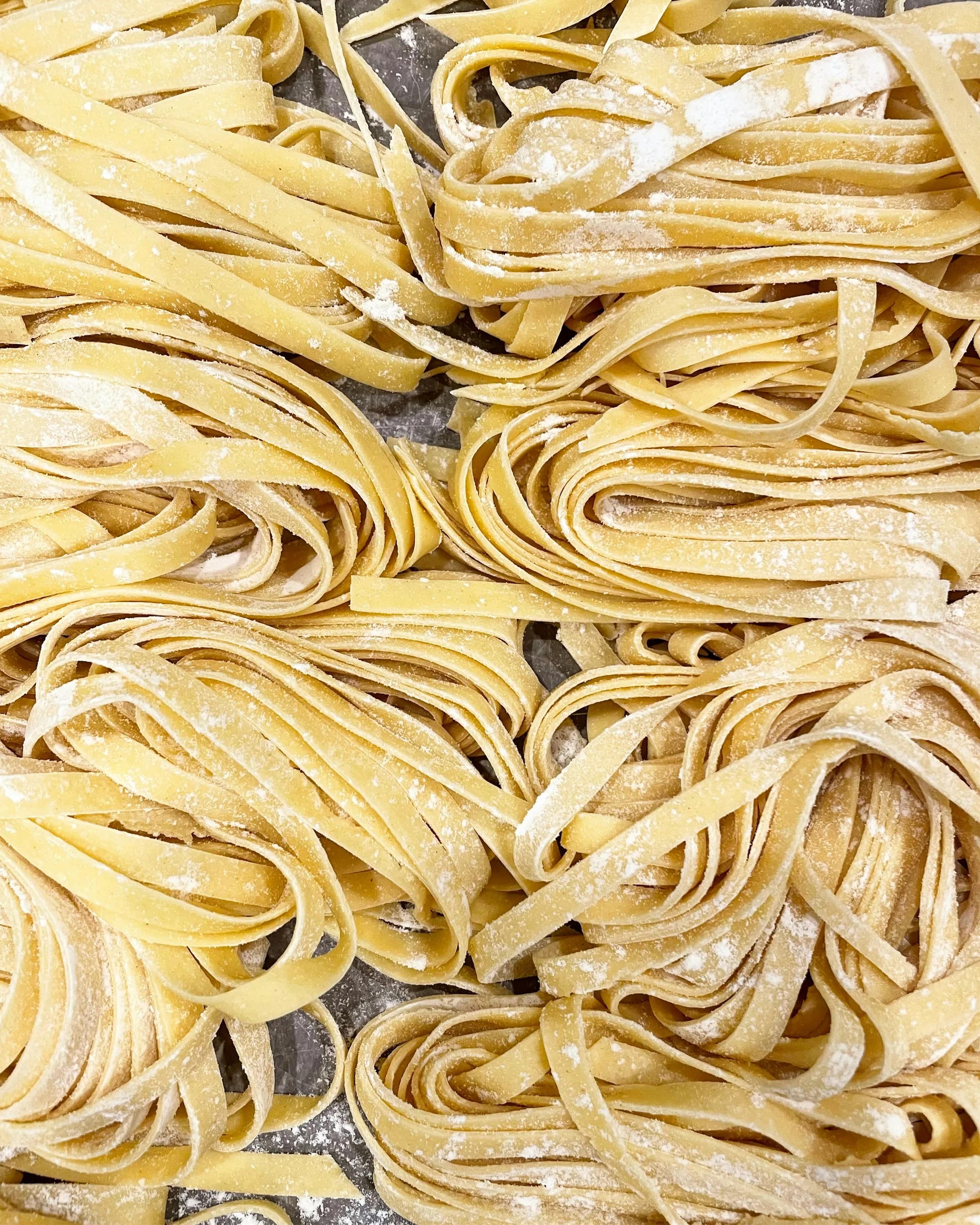 Nidi di tagliatelle fresche infarinate, in attesa di essere cotte